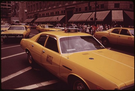 640px-HIGH_CONCENTRATION_OF_TAXIS_ON_FIFTH_AVENUE_NEAR_48TH_STREET_-_NARA_-_554315-4