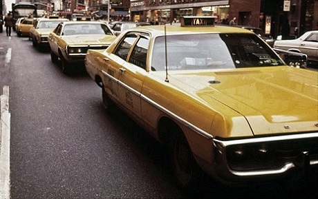 Dodge_Polara_and_other_Yellow_Cabs_in_1973_4(NYC)